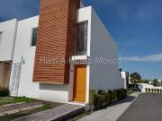 Santa Fe Juriquilla RENTA. Casa en esquina con 2...