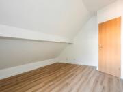 Schick renovierte Dachgeschosswohnung mit Gartennutzung...