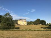 Schlossähnliches Mehrfamilienhaus mit separatem Stall in...
