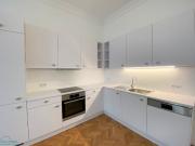 SCHÖNE ALTBAUWOHNUNG MIT EIGENGARTEN UND BALKON