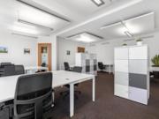 Schöne flexible Arbeitsplätze und Büroräume mit voller...