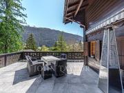 Schönes Chalet eingebettet in eine grüne Oase mit Blick...