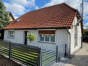 Schönes Einfamilienhaus mit einem großen Garten in Dorf...