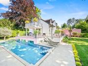 Schönes Einfamilienhaus mit Schwimmbad im Herzen von...
