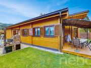 Schönes Holzhaus in der Nähe des Sees