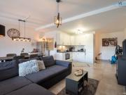 Schönes neuwertiges Wohnhaus mit zwei vermieteten...