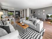 Schönes zeitgenössisches Haus in einer Wohnumgebung