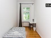 Schönes Zimmer zur Miete in Wohnung mit 6 Schlafzimmern...