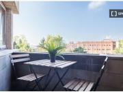 Se alquila amplia habitación doble con balcón en piso de...