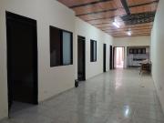 Se alquila amplio apartamento de primer piso en casa...