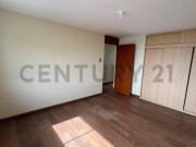 Se alquila amplio y remodelado departamento en el...
