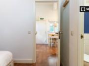 Se alquila apartamento de 2 habitaciones en Embajadores,...