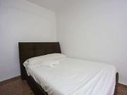 Se alquila bonita habitación en piso de 5 habitaciones...