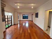 SE ALQUILA CASA COMO OFICINA EN CALLE MARIANO ODICIO...