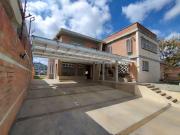 Se alquila Casa en Prados del Este 895m2/4h+S/6b+s/4p/