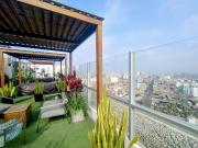 Se alquila céntrico y moderno departamento con cochera...