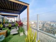 Se alquila céntrico y moderno departamento con cochera...