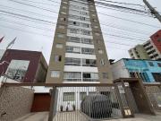 SE ALQUILA DEPARTAMENTO MUY ILUMINADO FRENTE A PARQUE