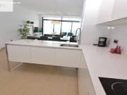 SE ALQUILA EL PISO EN SUNSET DRIVE CON VISTAS AL MAR EN...