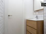 Se alquila estudio amueblado en Co living en Diputació 453