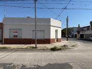 Se alquila excelente casa esquina 3 Dormitorios con cochera