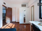 Se alquila habitación amueblada en piso de 9...