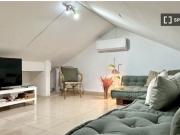 Se alquila habitación amueblada para estudiantes en piso...