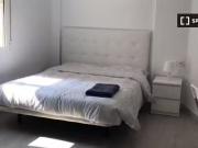 Se alquila habitación, apartamento de 5 dormitorios,...