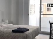 Se alquila habitación, apartamento de 5 dormitorios,...