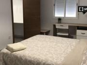 Se alquila habitación, apartamento de 5 dormitorios,...