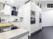 Se alquila habitación compacta en piso de 13...