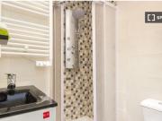 Se alquila habitación con amplio espacio de almacenaje...