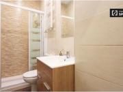 Se alquila habitación con armario independiente en un...