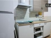 Se alquila habitación con balcón en apartamento de 6...