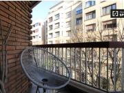 Se alquila habitación con balcón en piso compartido,...