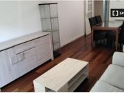 Se alquila habitación con balcón en piso de 3...