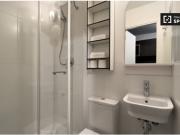 Se alquila habitación con baño en Barcelona