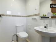 Se alquila habitación con baño en el apartamento de 9...