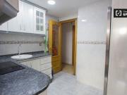 Se alquila habitación con baño en un apartamento de 4...