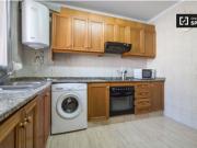 Se alquila habitación con cama doble en piso de 5...