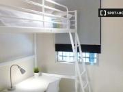 Se alquila habitación con escritorio en un apartamento...