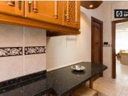 Se alquila habitación en apartamento de 3 dormitorios...