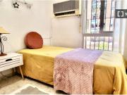 Se alquila habitación en apartamento de 3 dormitorios...