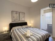 Se alquila habitación en apartamento de 3 dormitorios en...