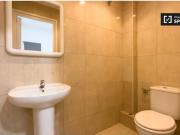 Se alquila habitación en apartamento de 3 dormitorios en...