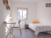 Se alquila habitación en apartamento de 3 dormitorios en...