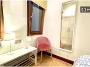 Se alquila habitación en apartamento de 4 dormitorios en...