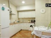 Se alquila habitación en apartamento de 4 dormitorios en...