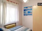 Se alquila habitación en apartamento de 4 dormitorios en...