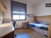 Se alquila habitación en apartamento de 4 dormitorios en...